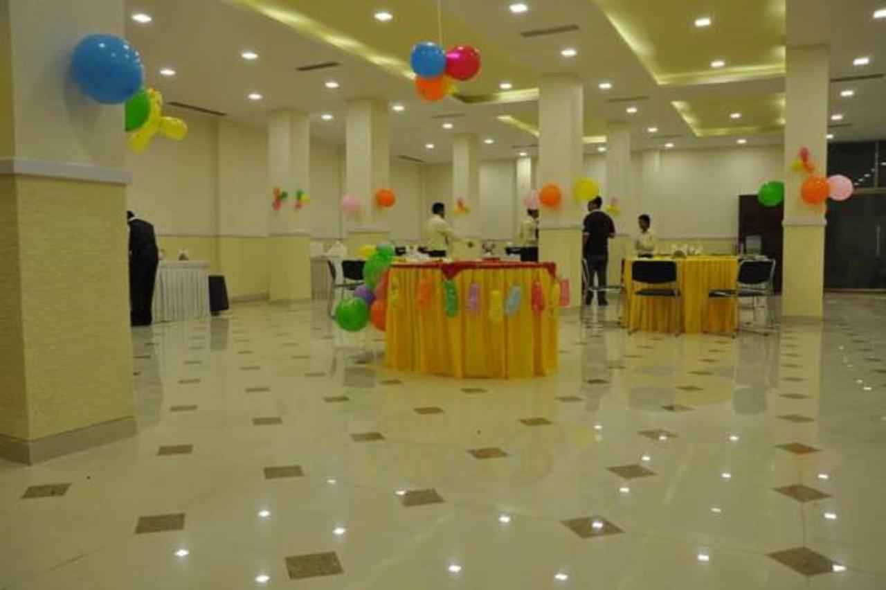 Hotel Shiv International Bhachau Buitenkant foto