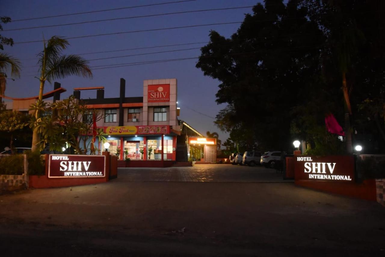 Hotel Shiv International Bhachau Buitenkant foto
