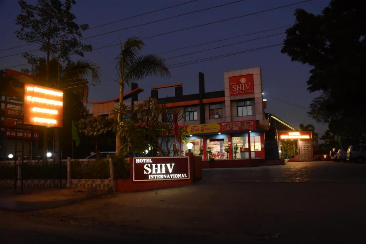 Hotel Shiv International Bhachau Buitenkant foto